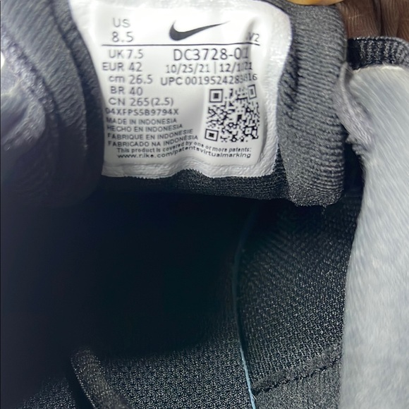 Nike Women's Black Sneakers - Picture 6 of 6